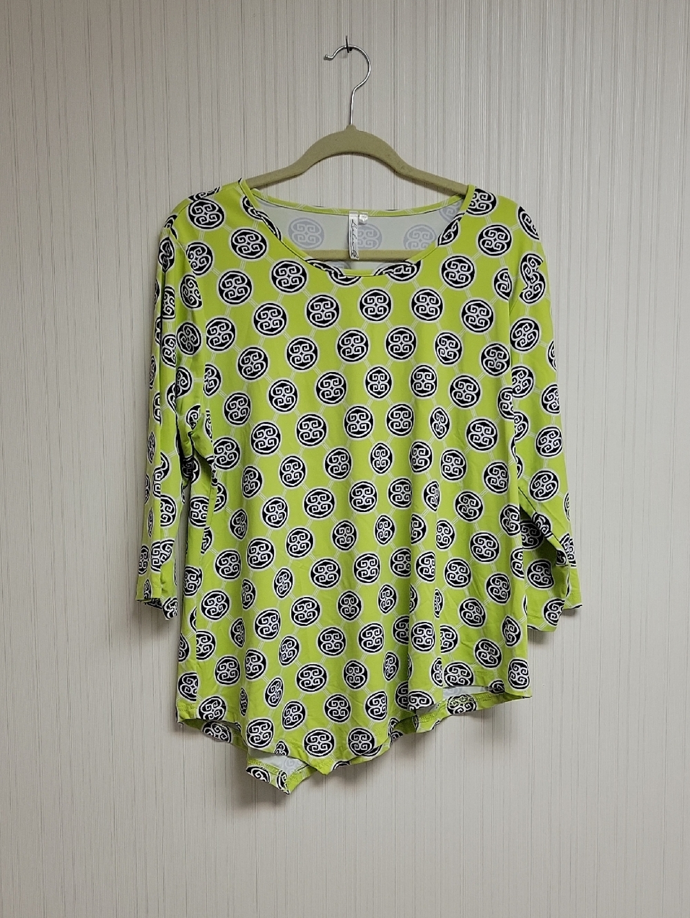 Lulu-B Lime Green 3/4 Sleeve Scoop Neck Top with Black & White Motif XL Coastal